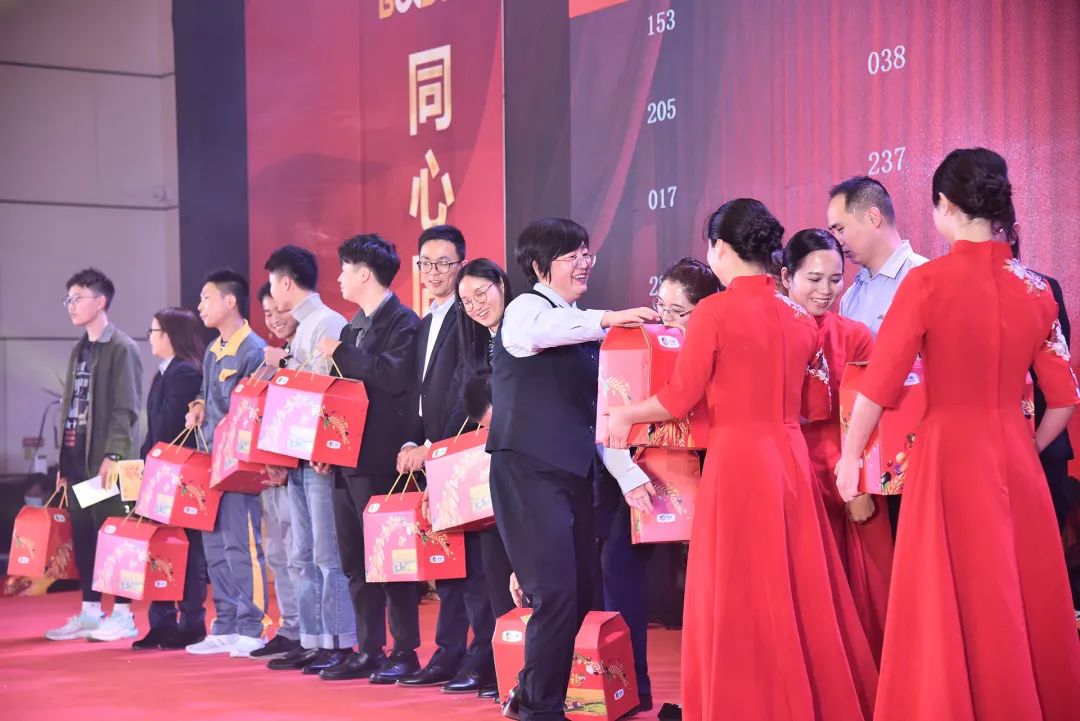 同心同德 共創(chuàng)共贏｜葆德控股集團(tuán)2022迎新年會虎力全開，勢在必燃！