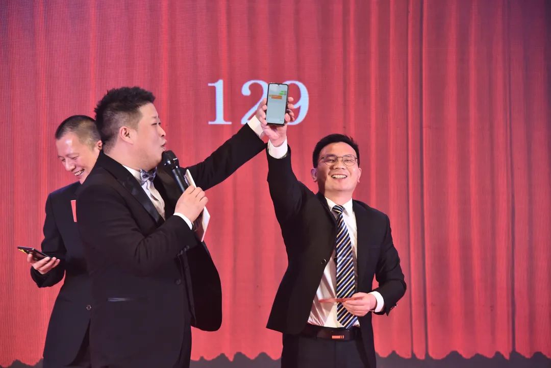 同心同德 共創(chuàng)共贏｜葆德控股集團(tuán)2022迎新年會虎力全開，勢在必燃！